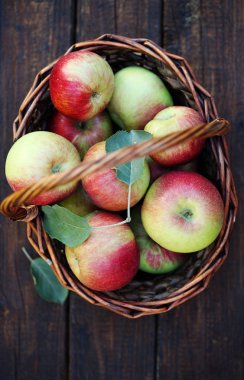 Elma sepeti kahverengi ahşap zemin üzerinde
