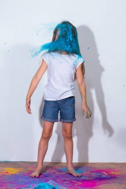 Mavi boya holi kız karşısında uçar
