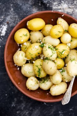 haşlanmış patates dereotu ve sarımsak ile genç