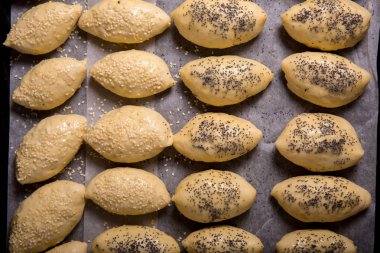 Üstten görünüm etli börek yapma bir kadın