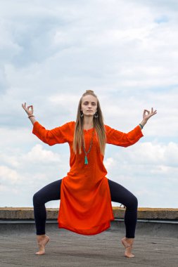 Asana Shiva dans genç güzel kadın