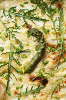 Kuşkonmaz, peynir sos ve roka ile pasta