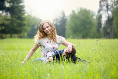 Oğlum annesi'nın bahçesinde ellerinde üzerinde dinlenme