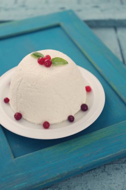 Paskalya süzme peynir tatlısı, geleneksel Ortodoks Paskalya yemekleri. 