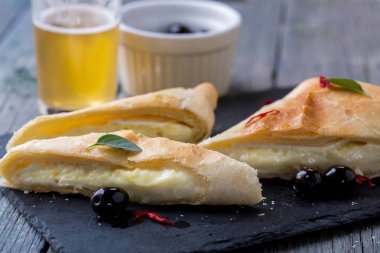 Camembert peyniri pasta zeytin ve fesleğen ile