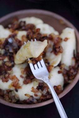 vareniki ahşap bir masa, üstten görünüm pastırma ile