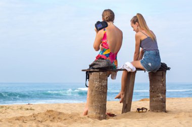 İki arkadaş dinlenme Okyanusu yakınlarındaki bankta