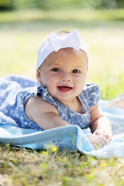 Güzel kız çim üzerinde yalan