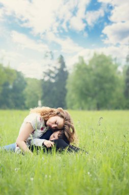 Anne, yavaşça bir çayır üzerinde dinlenme oğlu okşadı