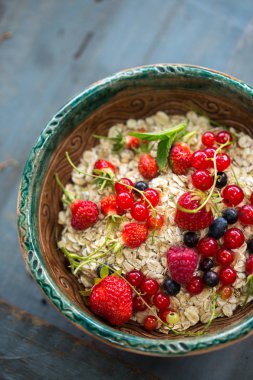 çiğ yulaf gevreği taze sulu çilek ile