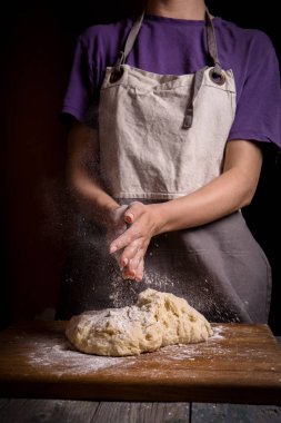 Eller masanın üzerine hamur yoğurmak