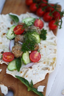 Köfte ve sebze ile ev yapımı pide