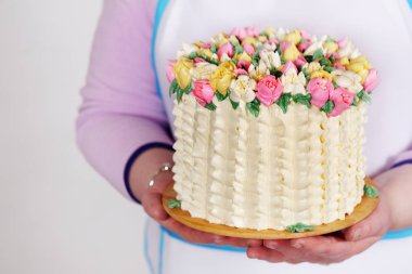 Bahar dekor ile muhteşem pasta. Lale Sevgililer günü ve anneler günü için sepet