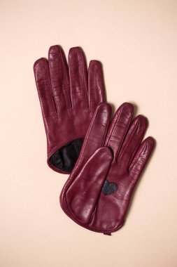 Kadınlar için hakiki deriden yapılmış güzel parlak eldiven
