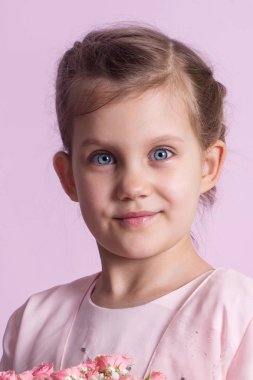 pembe bir arka plan üzerinde bir kız portresi