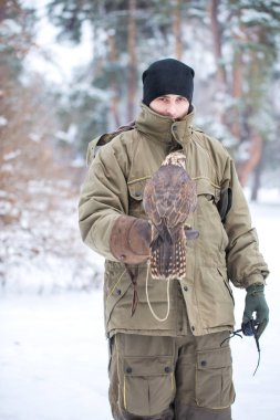 Yakışıklı delikanlı bir şahin kolunu tutan