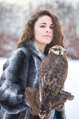 Bir şahin kışın elinde tutan güzel kadın