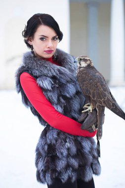 Bir şahin kışın elinde tutan güzel kadın