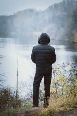 Nehir kıyısında bir sıcak siyah ceketli adamı emekli