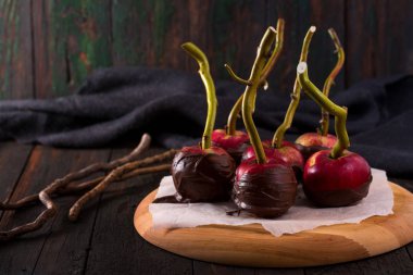 Siyah çikolata kaplama sopa ile elma. Cadılar Bayramı için tatlı