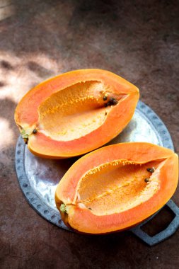 Tohum olmadan olgun papaya tamamlayan bir başka kesmek