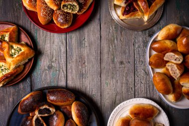 Plakaları ahşap arka plan, üstten görünüm üzerinde çeşitli börek