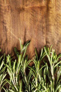 Bir sürü ahşap tahta üzerinde taze biberiye