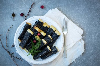 Nori bir tabakta üstten görünüm ile kızarmış tofu