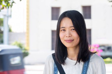 Güzel bir genç Çinli kadın sokakta açık resmi