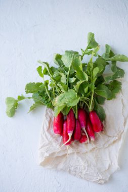 Bir sürü peçeteye uzun turp