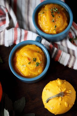 Bölümü Kupası rustik tarzda kabak püresi