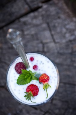 chia tohum taze çilek ile yoğurt