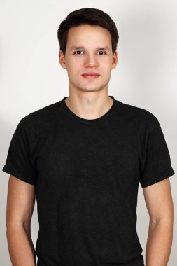 genç, yakışıklı, samimi bir adam portresi