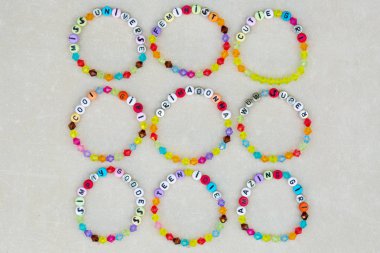 Kızlar sloganlar için parlak plastik bilezikler