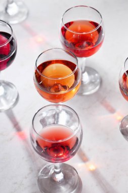 Beyaz masa üzerinde gül şarap