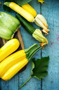 Ahşap arka plan üzerinde renkli taze kabak bir grup