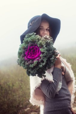 Lahana güzel bir buket ile şapkalı güzel bir kız yürüyor
