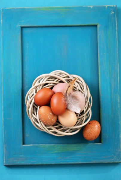 Eier Einem Nest Auf Einem Hölzernen Hintergrund Nahaufnahme — Stockfoto