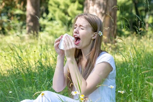 Vrouw Weide Niest Het Concept Van Een Allergie — Stockfoto