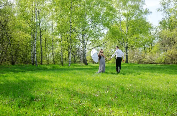 Bir Çocuk Beklentisiyle Genç Güzel Çift — Stok fotoğraf