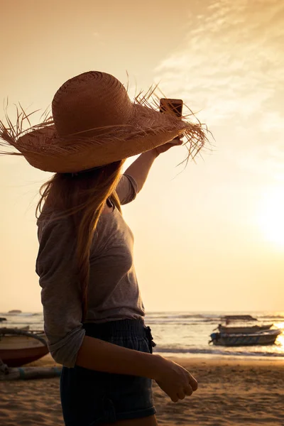 Una Chica Toma Una Foto Puesta Sol Teléfono Inteligente —  Fotos de Stock