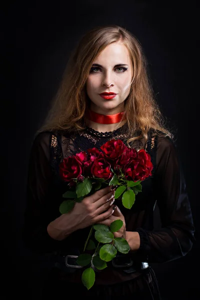 Donna Abito Gotico Con Rose — Foto Stock