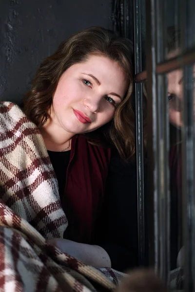 Schöne Frau Die Fenster Sitzt Eine Decke Gehüllt — Stockfoto