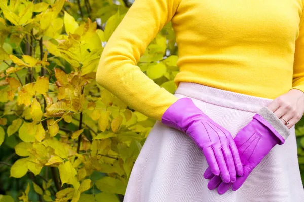 Frau Knallgelbem Pullover Und Rosa Handschuhen — Stockfoto