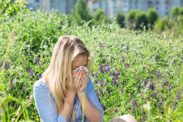 Mujer Rubia Que Sufre Alergias Estacionales Prado —  Fotos de Stock