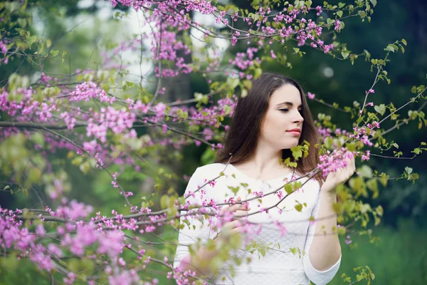 Mulher Bonita Jardim Primavera Abaixo Uma Árvore Florescente — Fotografia de Stock