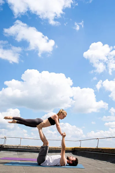 Man Och Kvinna Engagerade Acro Yoga Taket Byggnaden — Stockfoto