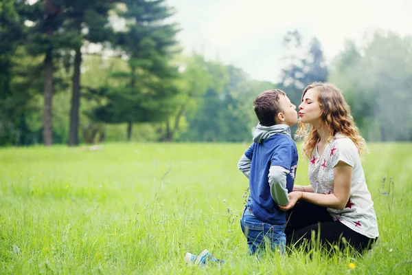 Jonge Moeder Speelt Met Haar Zoon Een Weiland — Stockfoto