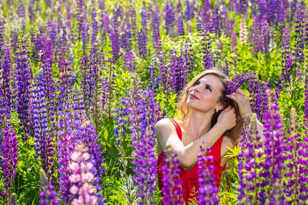 Vacker Ung Kvinna Ett Fält Med Blommande Lupiner — Stockfoto