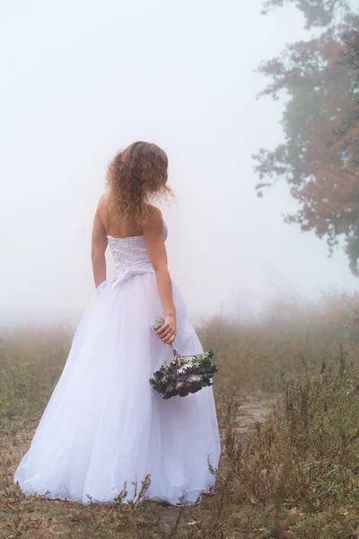 Bella Sposa Con Bouquet Uno Sfondo Campo Nebbioso — Foto Stock